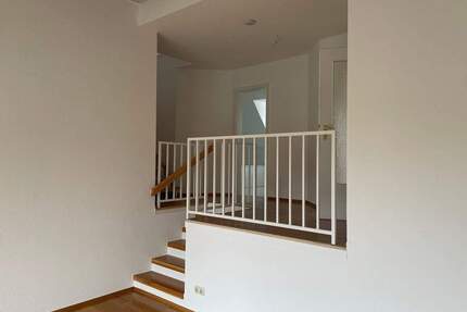 2,5-Zimmer-Galeriewohnung mit Balkon, Einbauküche und Tiefgaragenstellplatz - Nürnberg Schniegling