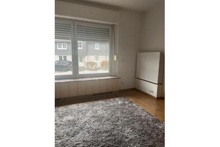 Schöne 2-Zimmer-Wohnung (72 m²) mit neuer Einbauküche, Stellplatz - Siegen Eiserfeld