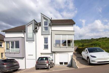 Schöne Doppelhaushälfte mit herrlichem Blick in die Weinberge - Temmels