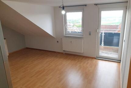 Helle 3-Zimmer-Dachgeschosswohnung mit Balkon & Weitblick 590€ - Oerlenbach
