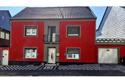 Verkaufe 1-2 Familie Haus mit Parkplatz und Garage in Püttlingen