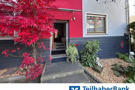 Top-gepflegtes Zweifamilienhaus mit Doppelgarage, überdachter Terrasse, Scheune uvm. - Langensendelbach