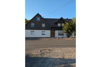 Freistehendes Mehrfamilienhaus - 309.000,00&nbsp;EUR Kaufpreis, ca.&nbsp; 205,00&nbsp;m&sup2; in Netphen (PLZ: 57250)