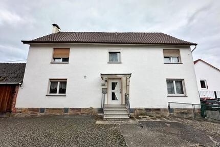 Bauernhaus mit Scheune und mehreren Garagen - Fritzlar