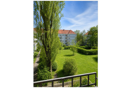Sanierungsbedürftige Altbauwohnung mit Balkon und viel Gestaltungspotenzial - Berlin Tempelhof