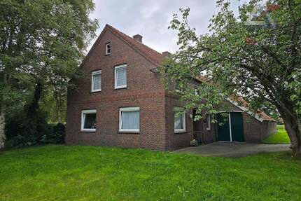 Ostfriesisches Bauernhaus mit Weideland am Haus. - Uplengen / Kleinoldendorf