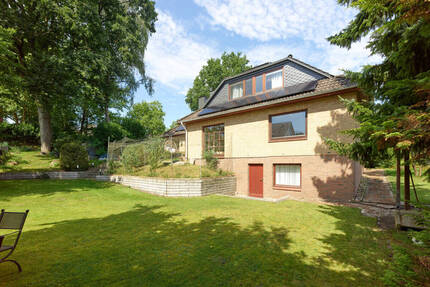 Großes Wohnhaus mit Wärmepumpe und Photovoltaik sowie Keller und Garage in Buchholz in der Nordheide