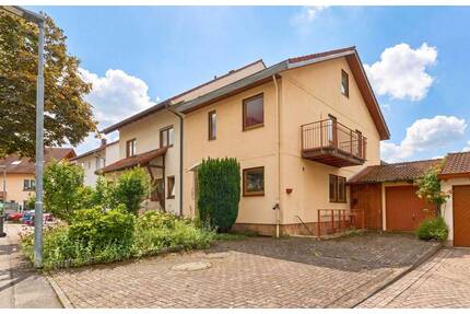 Familienfreundliche Doppelhaushälfte mit Gartenidylle und Garage in 79211 Denzlingen