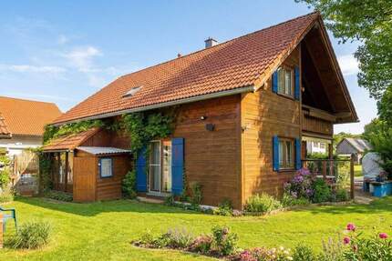 Einfamilienhaus mit Doppelgarage in Ortsrandlage von Gestratz