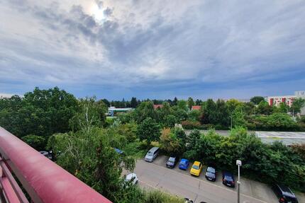 „Balkonien wartet – 3 Zimmer mit Balkon und Badewanne in der 4. Etage