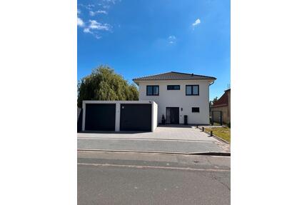Moderne Stadtvilla mit Doppelgarage und Pool in Beerendorf - Delitzsch
