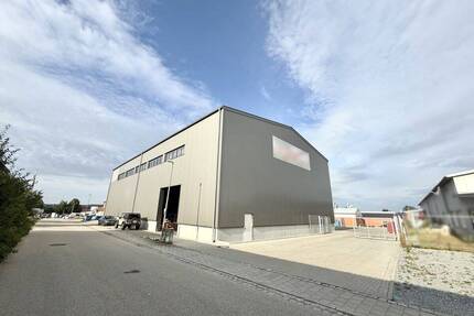Zentral. Vielseitig. Nutzbar. Moderne Gewerbehalle in Hemau
