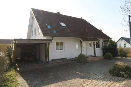 Charmantes Einfamilienhaus mit 6 Zimmern, großem Garten und Carport in gehobener Nachbarschaft - Bad Emstal Sand