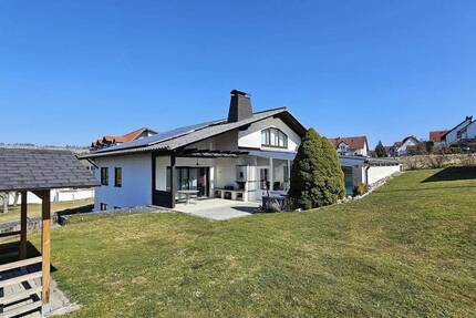 Ambitioniertes Wohnen mit Indoor-Pool und 3 Garagen! - Lautertal Oberlauter