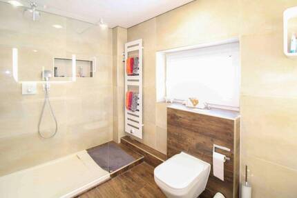 Stilvoll modernisiertes Reihenendhaus mit Terrasse, Kamin & Garage in Groß Gleidingen - Vechelde