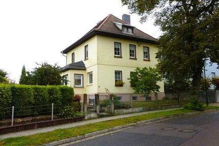 - Unterkellertes Einfamilienhaus mit Garage in bester Wohnlage - - Weißenfels