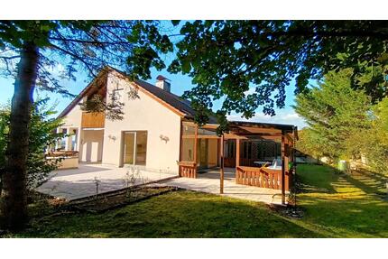 gemütliche 3 Zimmer Wohnung mit Gartenanteil und weitem Ausblick - Regenstauf