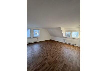 NETTE NACHMIETER GESUCHT - Tolle 3-Zimmer Wohnung im Dachgeschoss mit hellem Wannenbad! - Lauenförde
