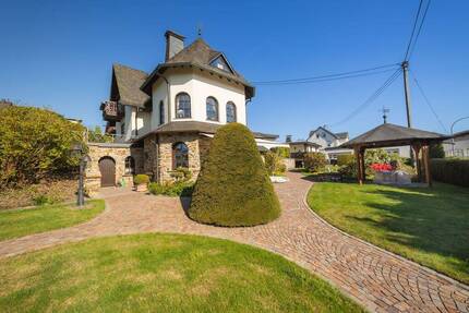 Stilvolles Wohnhaus mit Einliegerwohnung - Doppelgarage - wundervoll angelegtem Garten in Raubach!