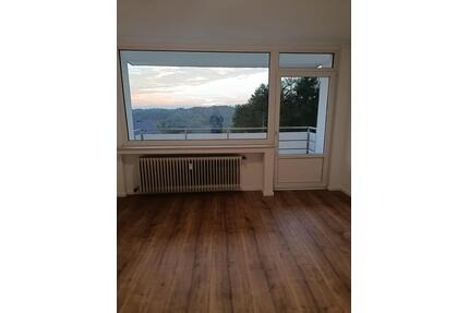 Sanierte, renovierte und neumöbilierte 2-Zimmer-Wohnung mit Garag - Bergneustadt