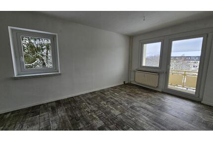 helle 2-Raum-Wohnung mit Balkon und Blick ins Grüne - Rodewisch