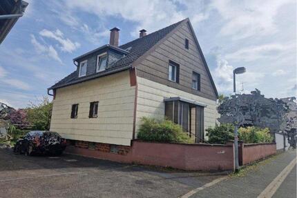 Freistehendes Einfamilienhaus mit großem Grundstück in Hennef - Hennef (Sieg)