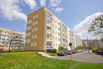 In der Herrichtung! 2-Raumwohnung mit Balkon und Ausblick! - Halle (Saale) Südstadt
