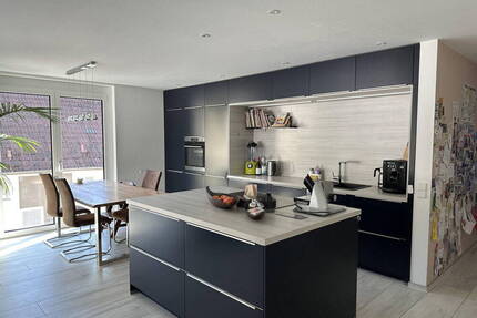 Sonnige 4-Zimmer-Wohnung mit luxuriöser Innenausstattung mit Balkon und EBK in Aidlingen