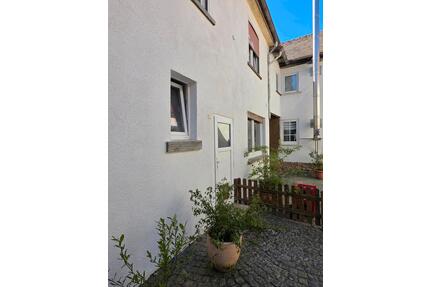 Großzügiges WohnhausHofreite - 395.000,00&nbsp;EUR Kaufpreis, ca.&nbsp; 140,00&nbsp;m&sup2; in Langgöns (PLZ: 35428)