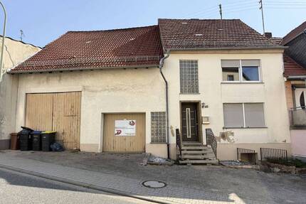Teilrenoviertes Einfamilienhaus in ruhiger Ortslage mit Grundstück - Becherbach