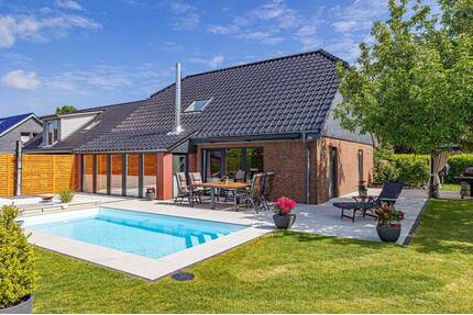 Modernes, kernsaniertes Einfamilienhaus mit Pool, Traumgarten und hochwertiger Ausstattung - Schönberg