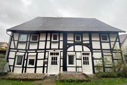 PLATZWUNDER IN HOLZEN: Historisches Fachwerkhaus 13 Zimmern - Eschershausen