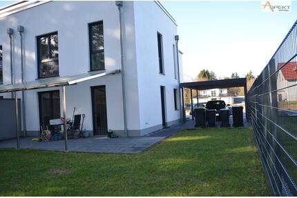 TOP.ENERGIEEFFIZIENTES WOHNEN – Moderne Doppelhaushälfte mit Terrasse, Garten & Carport in Bielefeld-Sennestadt