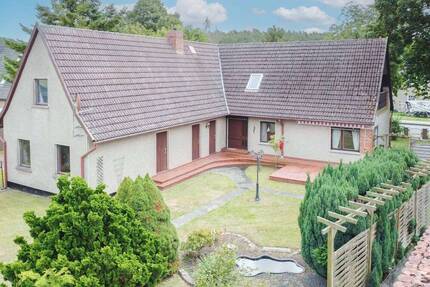 Sofort wohlfühlen: 6-Zi.-EFH mit Garten, Garage und 2 Carportstellplätzen in Fuhlendorf