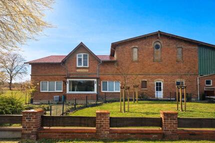 Resthof mit ca. 3 Hektar Land, Stallungen, 260qm2 Bauernhaus. - Emkendorf