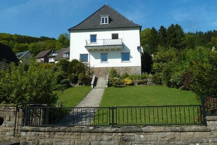 Mehrgenerationenhaus mit Charme & Potenzial – 270 m² + Garten, pr - Altena