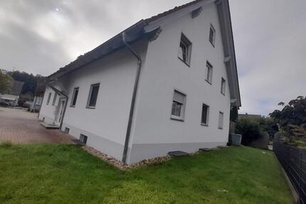 Erdgeschoß-Wohnung mit großer Terrasse und Garten - Siegenburg