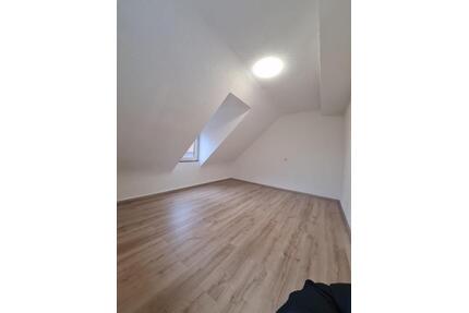 3-Zimmer-Dachgeschosswohnung - 1.100,00&nbsp;EUR Kaltmiete, ca.&nbsp; 65,00&nbsp;m&sup2; in Rutesheim (PLZ: 71277)