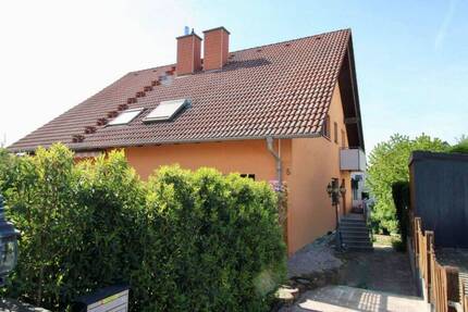 Platz für die ganze Familie: Sofort bezugsfreie DHH mit Garage in Karlsbad-Langensteinbach