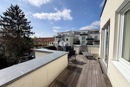Frisch renovierte 2-Zimmer-Wohnung mit großer Dachterrasse und Außenstellplatz - Berlin Rudow