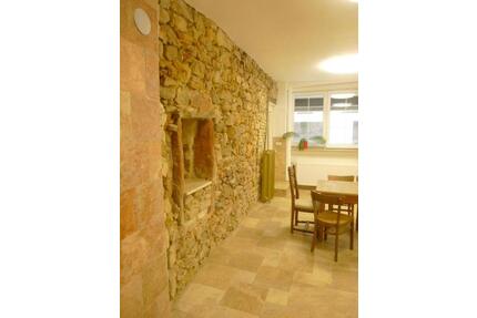 Charaktervolle EG-Wohnung mit Naturstein, Stuck und großzügiger Fensterfront - Oppenheim