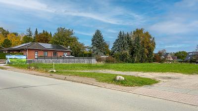 KURZE WEGE, RUHIG WOHNEN - 151.480,00&nbsp;EUR Kaufpreis, ca.&nbsp; 541,00&nbsp;m&sup2; in Klein Gladebrügge (PLZ: 23795)