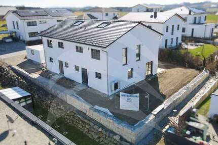 KfW55: Lichtdurchflutete und moderne Doppelhaushälfte in Aicha vorm Wald