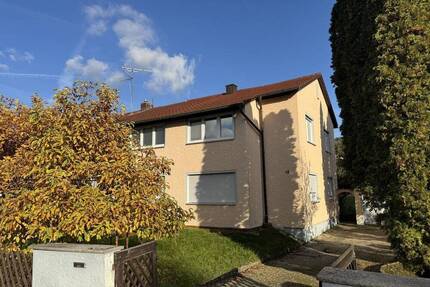 Gut gelegene Doppelhaushälfte mit großem Garten und Bauland - Heßdorf