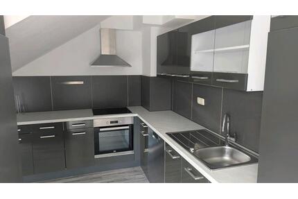 schöne Dachgeschosswohnung mit Terrasse und großer Einbauküche - Übach-Palenberg