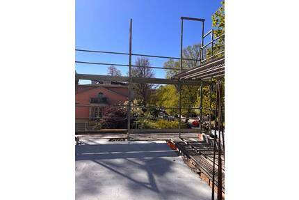 Sonnige 4 Zimmerwohnung in einem 8 Fam.haus m. überdachter Südbalkon, KfW40, Photovoltaik, Liftwärmepumpe - Dresden Südvorstadt-West