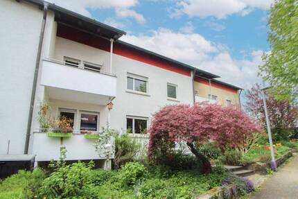 Flexibel nutzbares RMH mit 2-3 Wohneinheiten, Garten, Balkone und zwei Garagen in Feldrandlage - Stuttgart Steckfeld