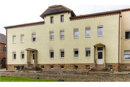Attraktives Mehrfamilienhaus auf 7848 m² Grundstücksfläche - Hohenmölsen