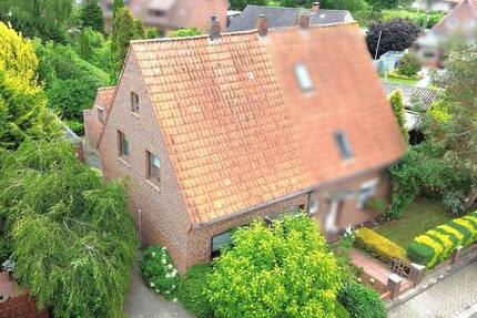 Viel Potential zum fairen Preis! Doppelhaushälfte mit 3 Zimmern und gemütlichem Garten - Brake