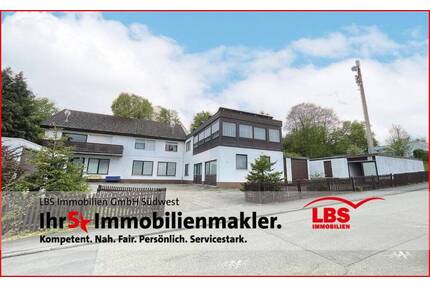 Wohnhaus mit Lager, PV + 4 Garagen auf 3.000 m² Grundstück - Schwenningen